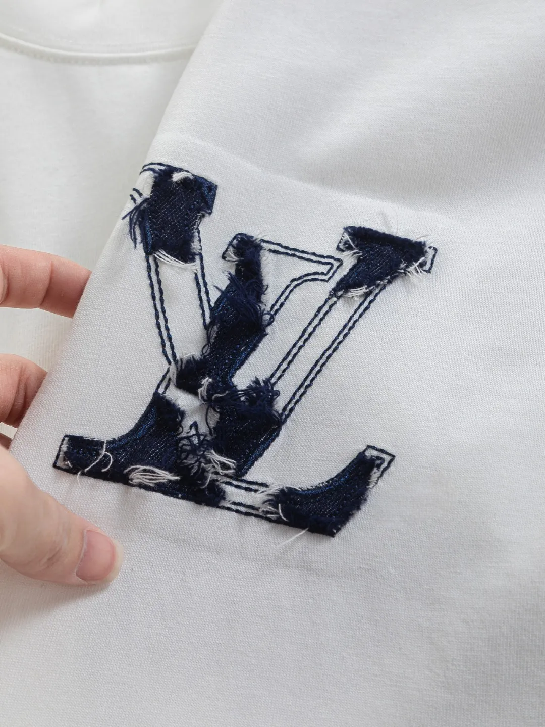 🅿️210 Louis Vuitton 1V LV lv slightly wide version S-XL LV 26ss new products are available at counters simultaneously. Multiple craftsmanship. Front and rear denim patch letters🪡 embroidery. Round neck short-sleeved T-shirt, same style for men and women! Consigned to one-to-one creation. Synchronized with the official website, pure cotton fabrics at the counter! It is close to the skin and comfortable, durable and easy to wear. It has a classic and simple logo design and meticulous original craftsmanship. Short-sleeves, a must-have item for men, do not appear to be the same for the general public, but must be unique and eye-catching. This LV short-sleeve is all about quality, comfort, the same shape and fashion as always, including fabrics and cutting techniques. All of them have been made with great effort! 320 grams of washed pure cotton fabric, pure cotton is breathable, very refreshing and comfortable for daily wear. The rib knitting on the neckline is smooth and tight, and the neckline will not be skewed if you toss it at will. The loose version, you will find that it looks really good on the upper body. The overall is minimalist and neat, super versatile for daily use! Pair it casually with a pair of pants for a youthful look. A T-shirt will make your outfit crazy. It is a fashionable item that can never go wrong! Color: Black White Size: S-XL Size chart: S: Shoulder width 50-Bust 56-Length 70 M: Shoulder width 52-Bust 57-Length 72 L: Shoulder width 54-Bust 59-Length 74 XL: Shoulder width 56-Bust 62-Length 76